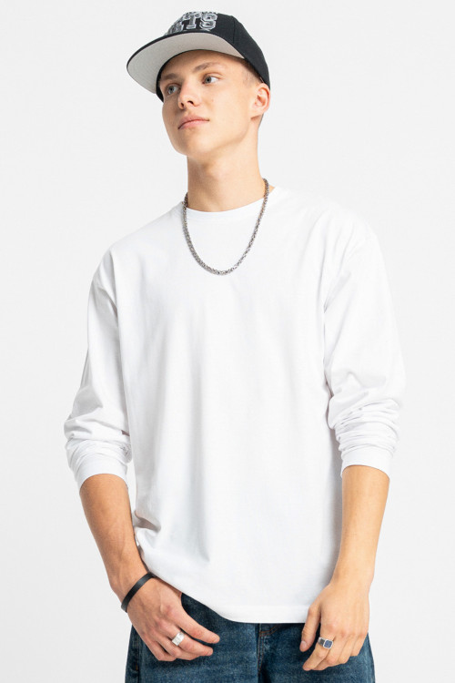 Biały longsleeve z minimalistycznym nadrukiem na dole