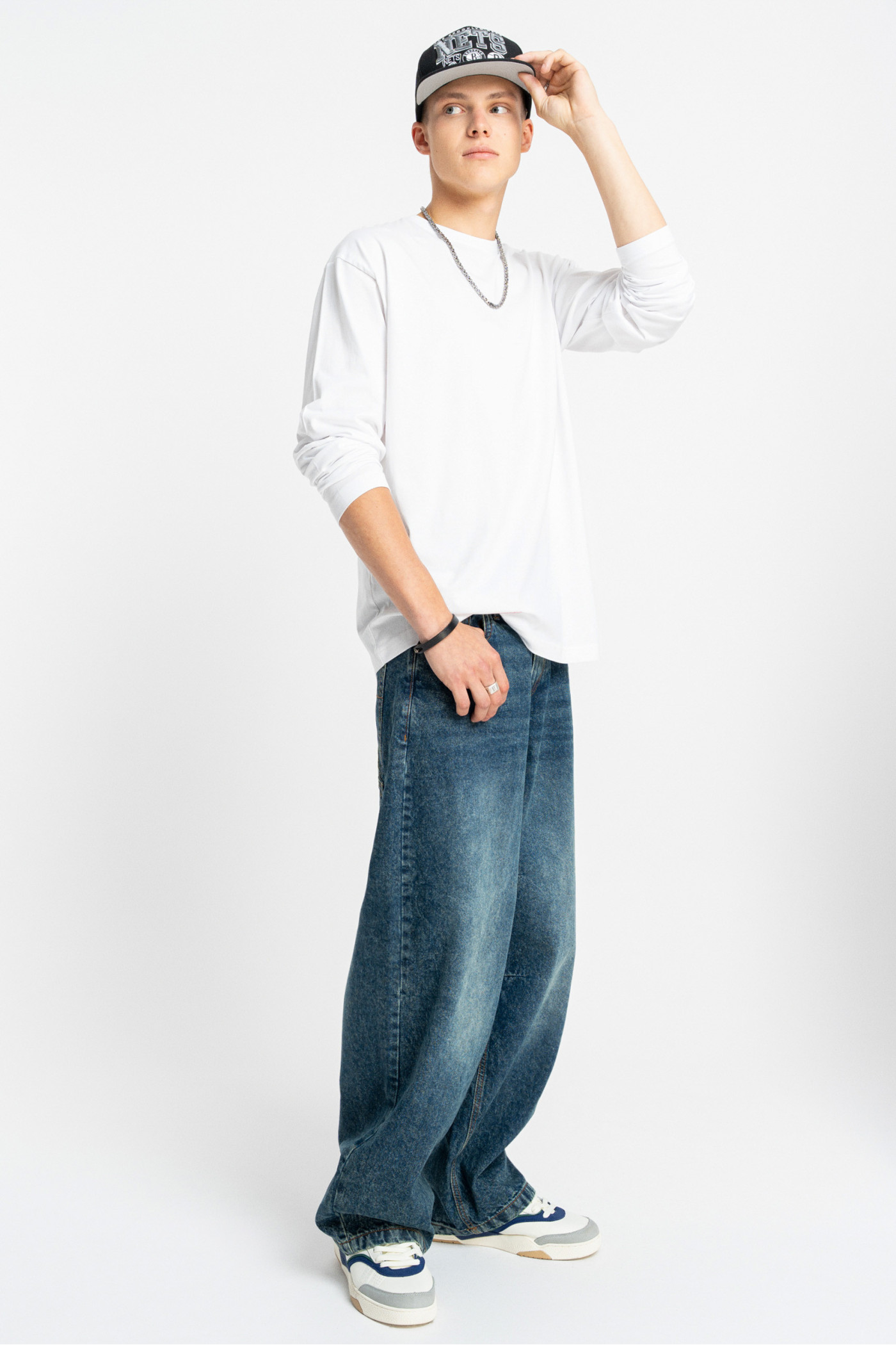 Biały longsleeve REGULAR z minimalistycznym nadrukiem na dole