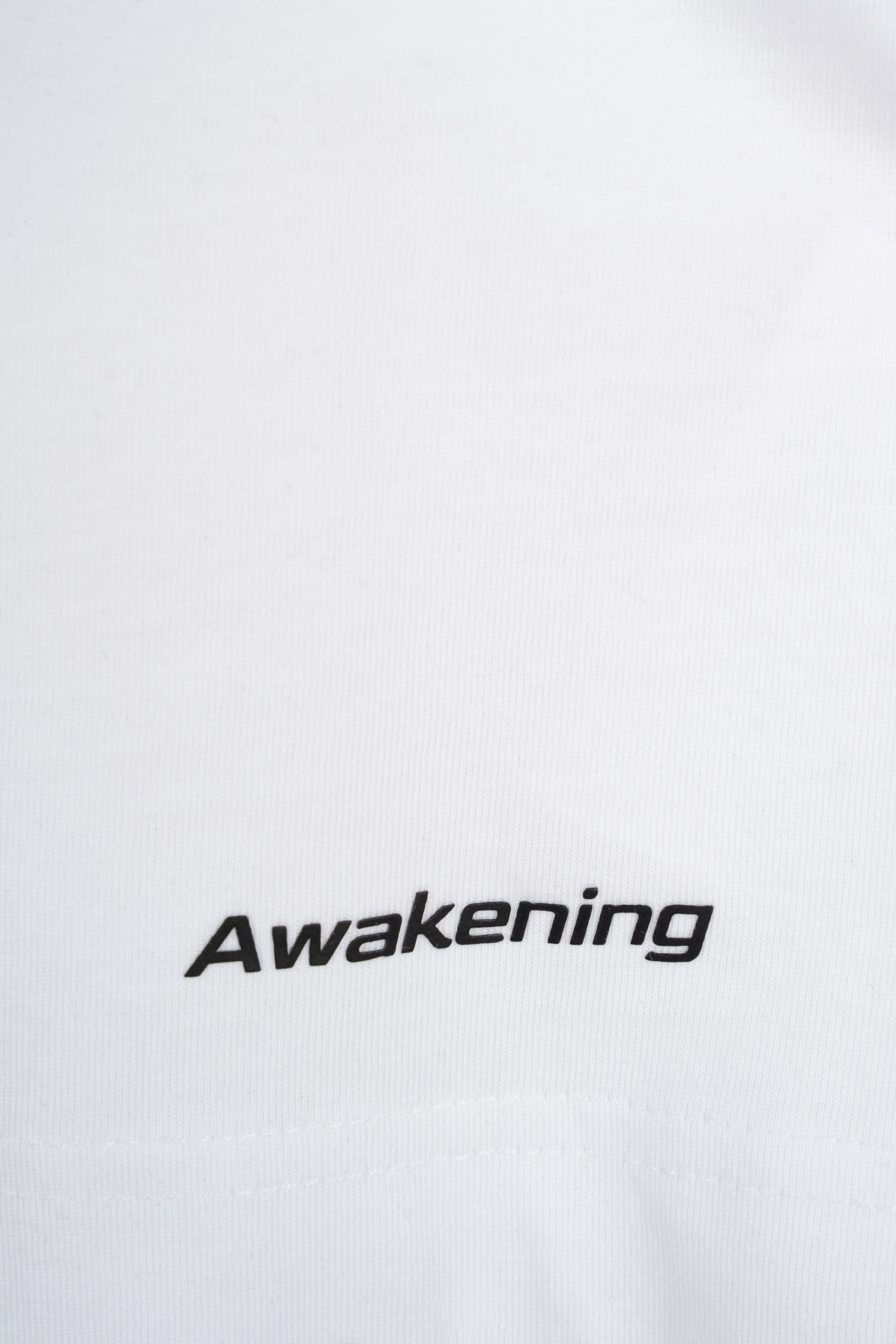 Biały longsleeve REGULAR z minimalistycznym nadrukiem na dole