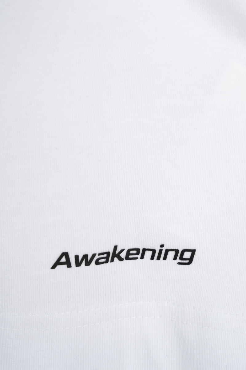 Biały longsleeve REGULAR z minimalistycznym nadrukiem na dole