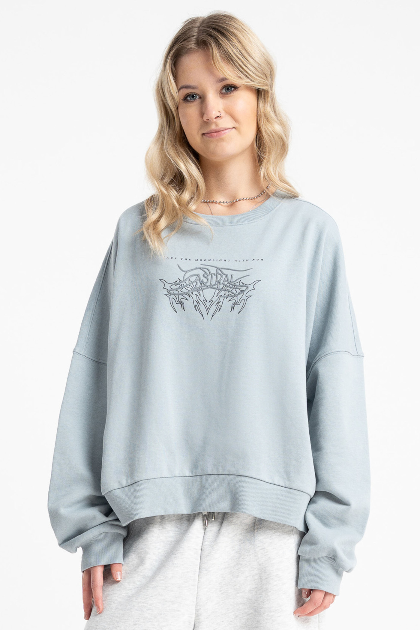 Jasnoniebieska bluza CREWNECK bez kaptura z autorską grafiką z przodu