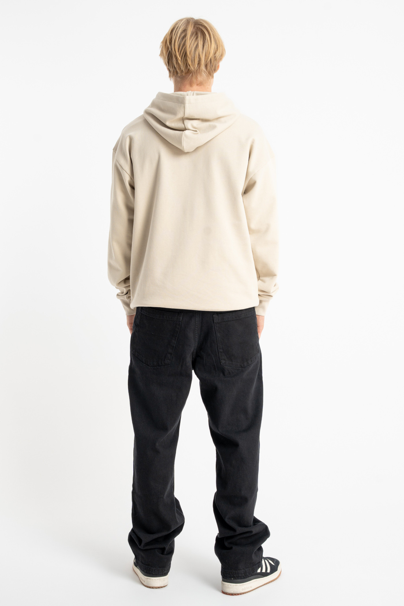 Czarne spodnie jeansowe o klasycznym kroju