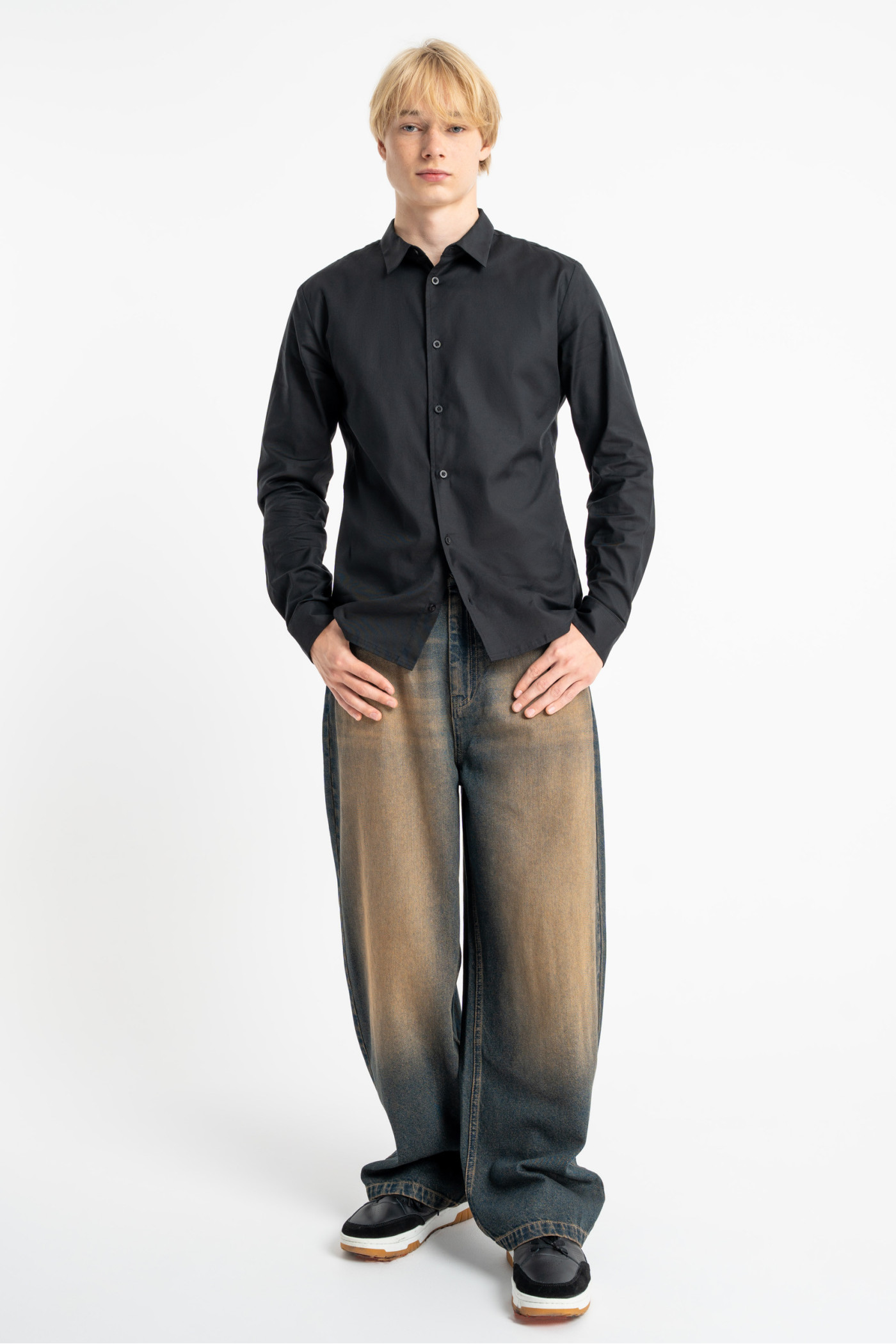 Granatowe spodnie jeansowe o kroju BAGGY z efektem sprania