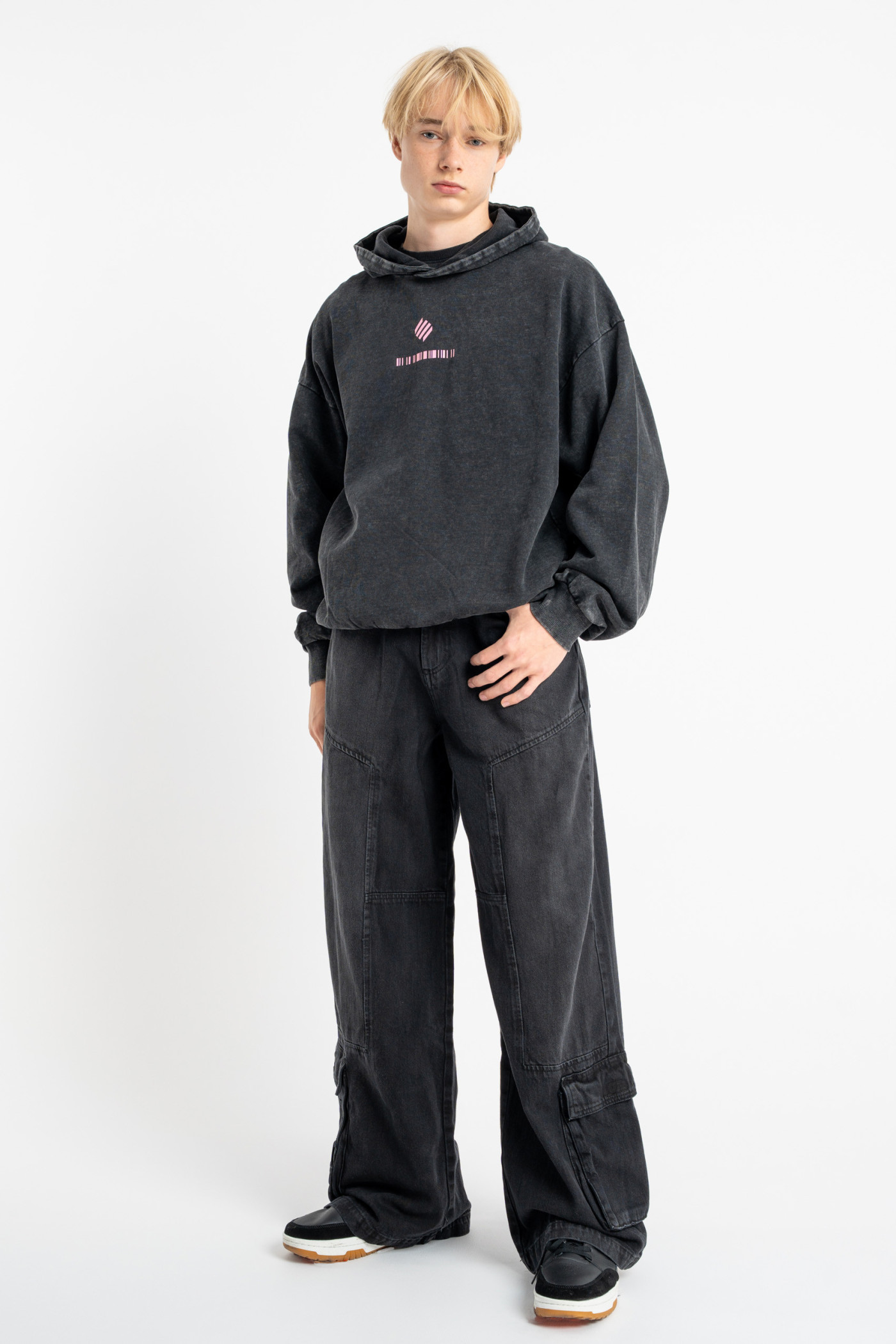 Czarne spodnie jeansowe typu CARGO z przestrzennymi kieszeniami