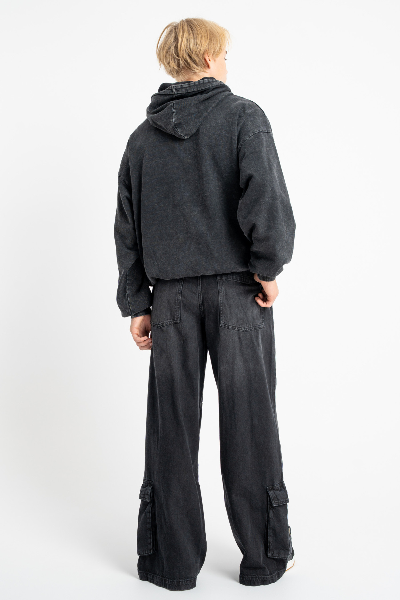 Czarne spodnie jeansowe typu CARGO z przestrzennymi kieszeniami