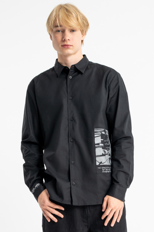 Czarna koszula o luźnym kroju z autorską grafiką z przodu z długim rękawem Czarna koszula o luźnym kroju z autorską grafiką z przodu z długim rękawem