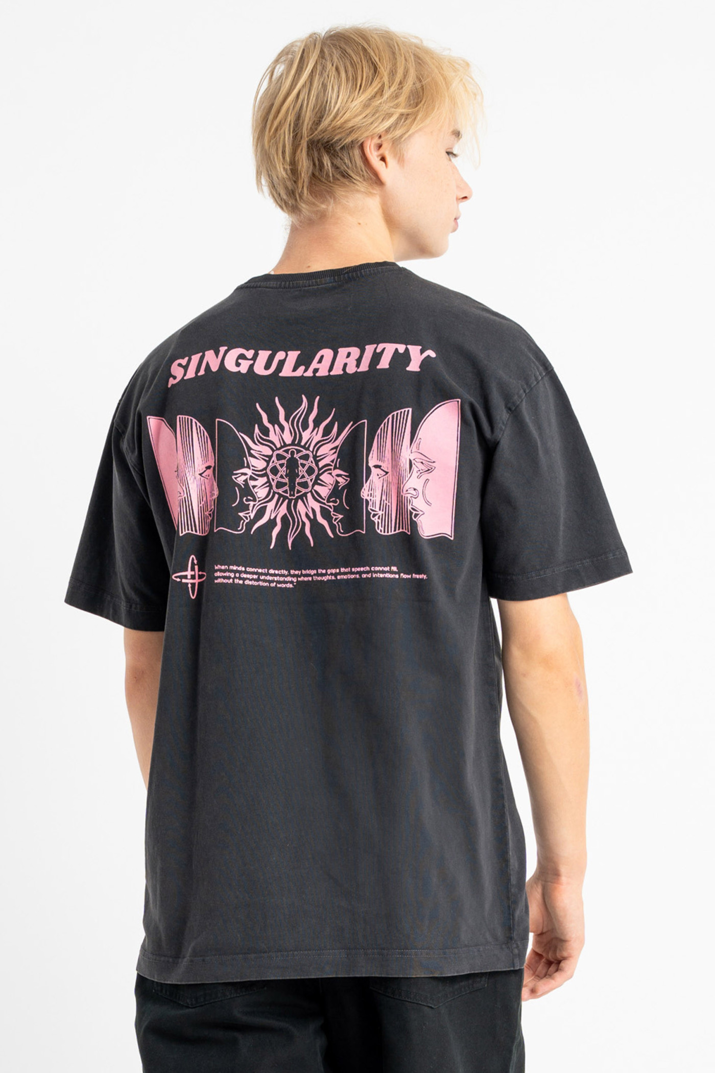 Czarny t-shirt LOOSE z autorską grafiką z tyłu