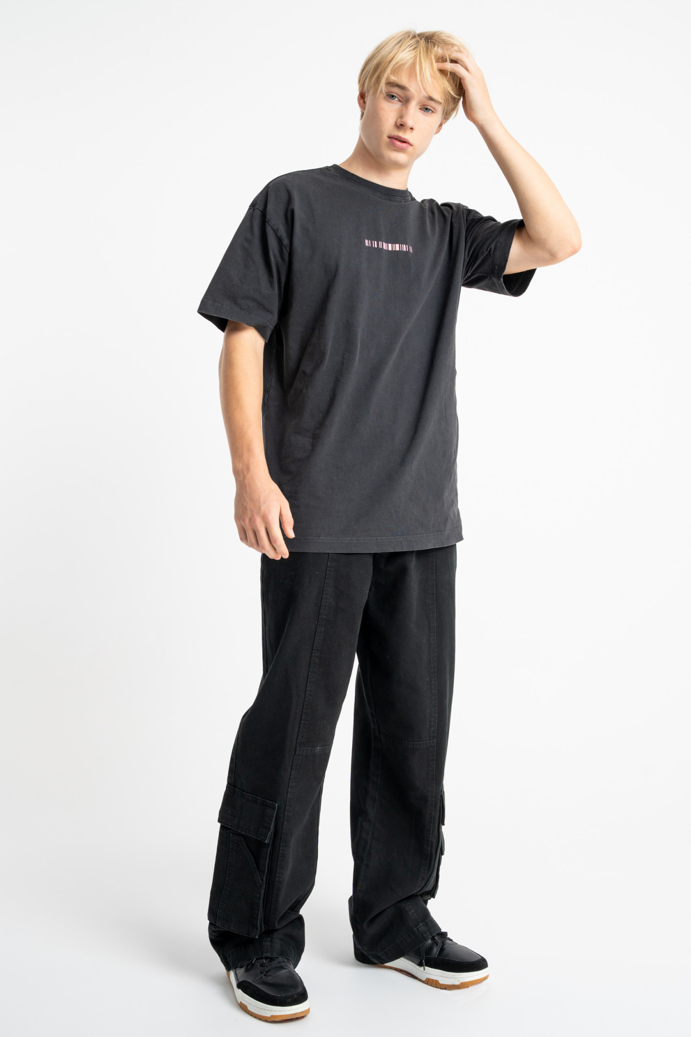 Czarny t-shirt LOOSE z autorską grafiką z tyłu