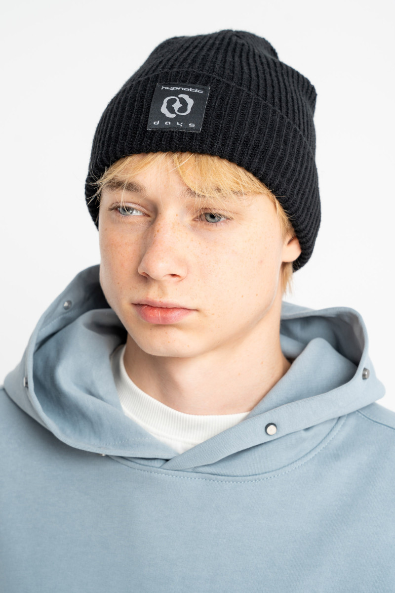 Czarna czapka zimowa z naszywką