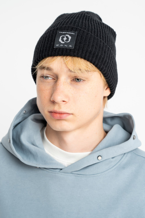 Czarna czapka zimowa z naszywką