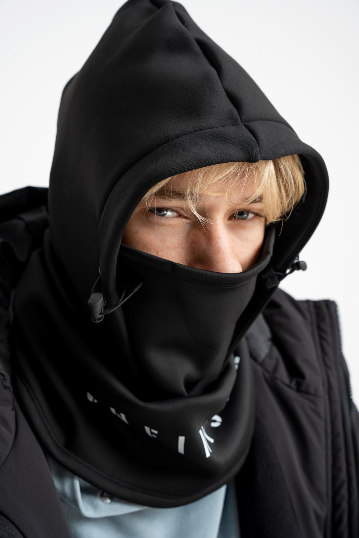 Ciemnoszara czapka z kominem z kontrastowym nadrukiem