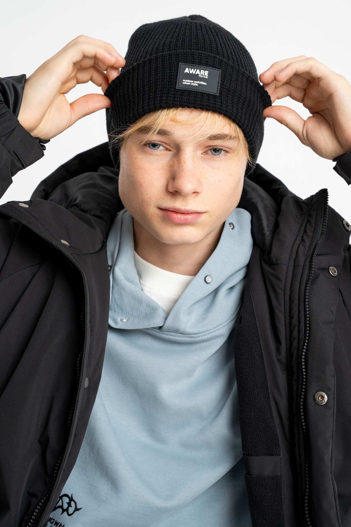 Czarna czapka zimowa z naszywką