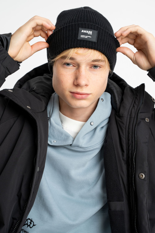 Czarna czapka zimowa z naszywką