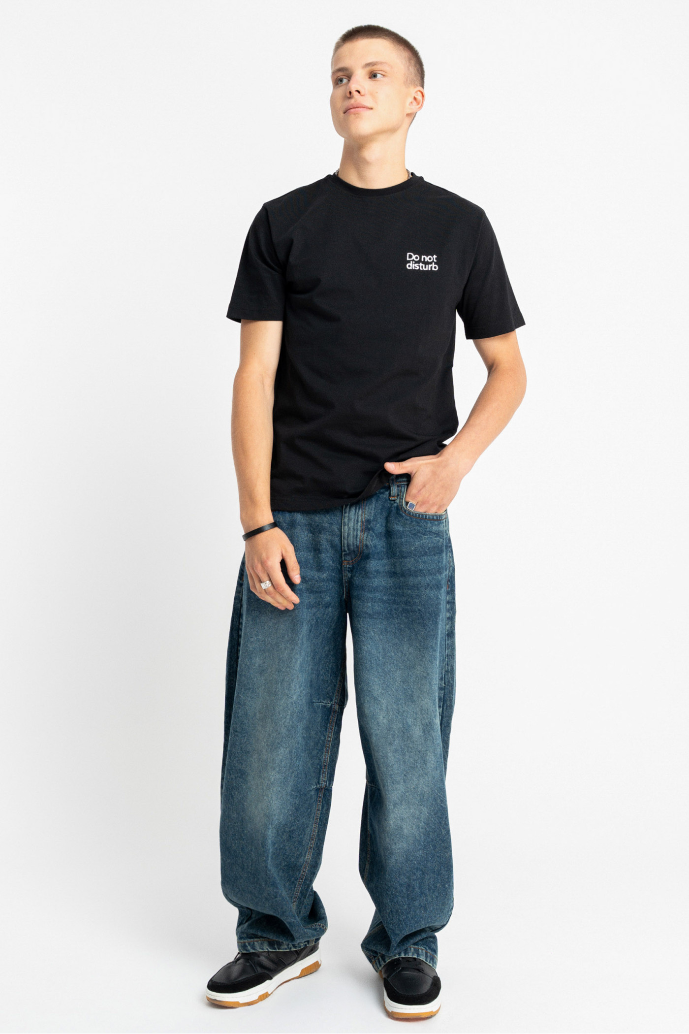 Czarny t-shirt REGULAR z autorską świąteczną grafiką z tyłu