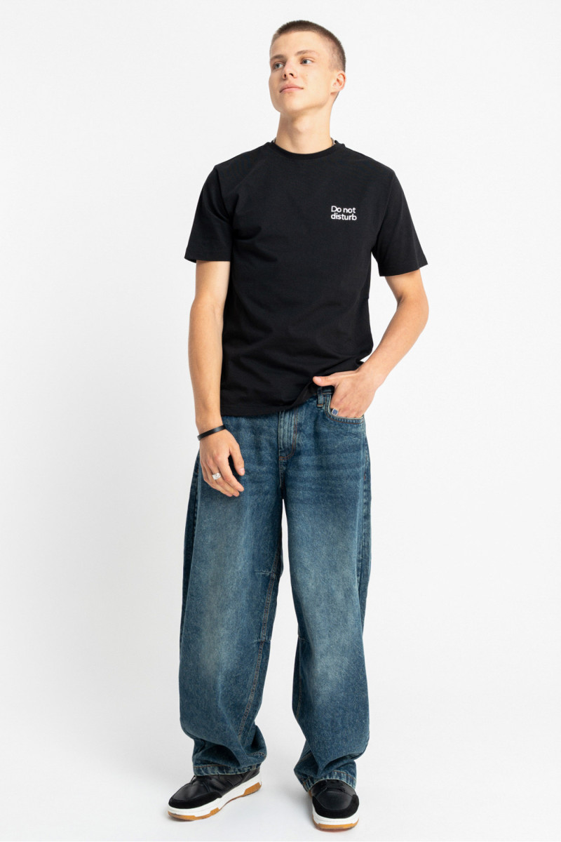 Czarny t-shirt REGULAR z autorską świąteczną grafiką z tyłu