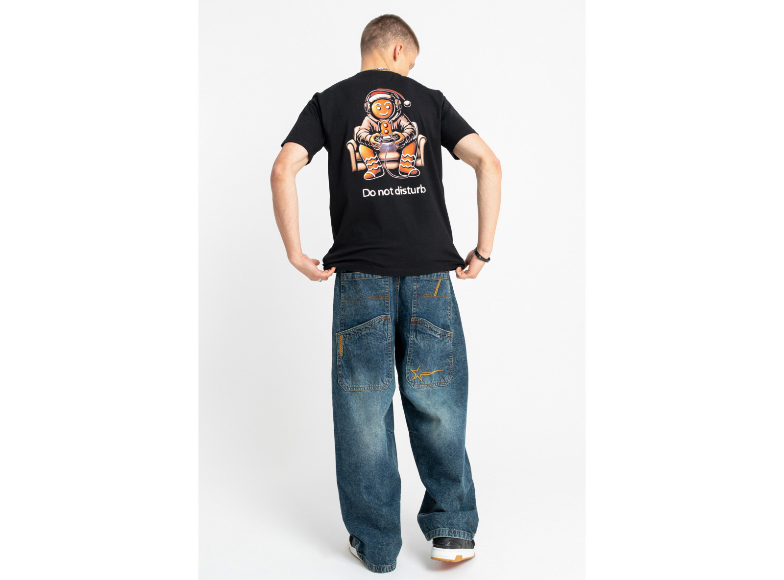 Czarny t-shirt REGULAR z autorską świąteczną grafiką z tyłu