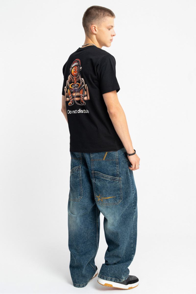 Czarny t-shirt REGULAR z autorską świąteczną grafiką z tyłu