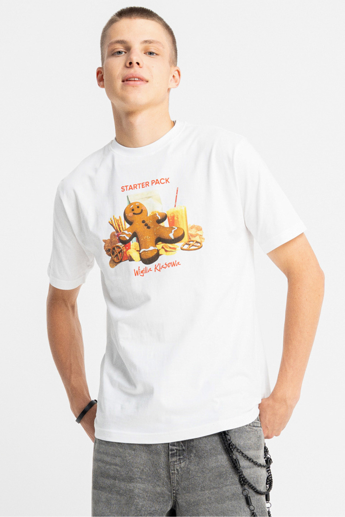 Biały t-shirt REGULAR z autorską świąteczną grafiką z przodu