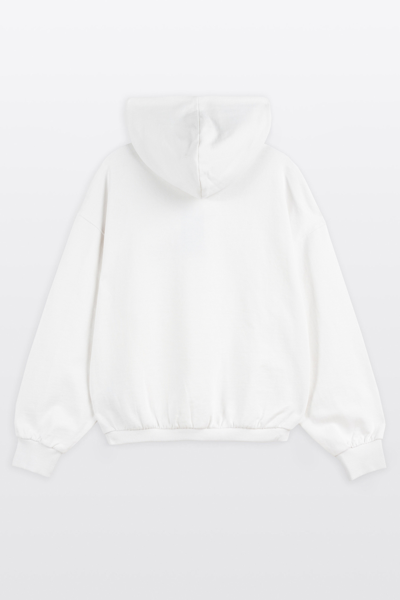 Biała bluza BOXY z kapturem z minimalistycznym haftem z przodu wkładana przez głowę