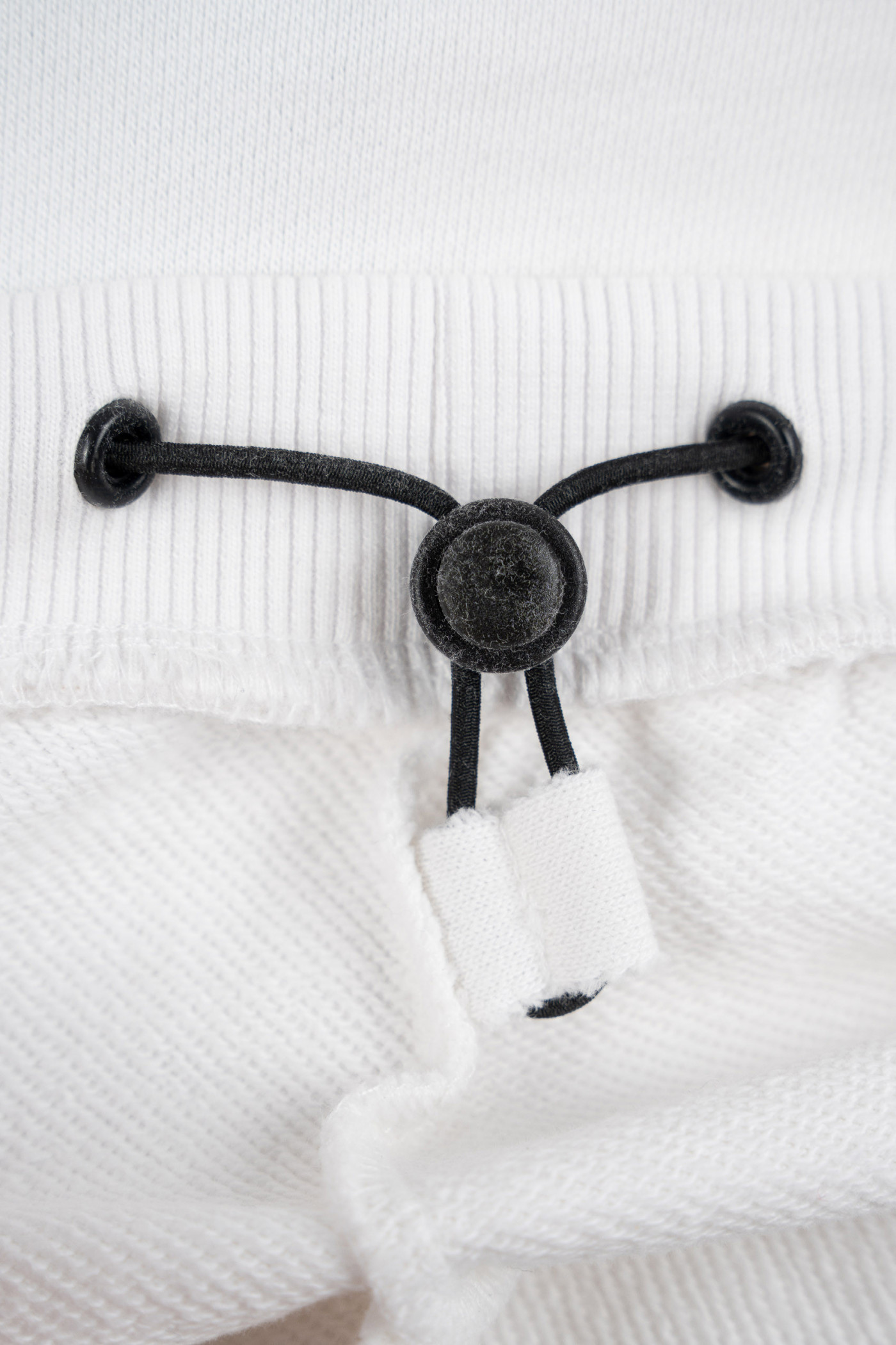 Biała bluza BOXY z kapturem z minimalistycznym haftem z przodu wkładana przez głowę