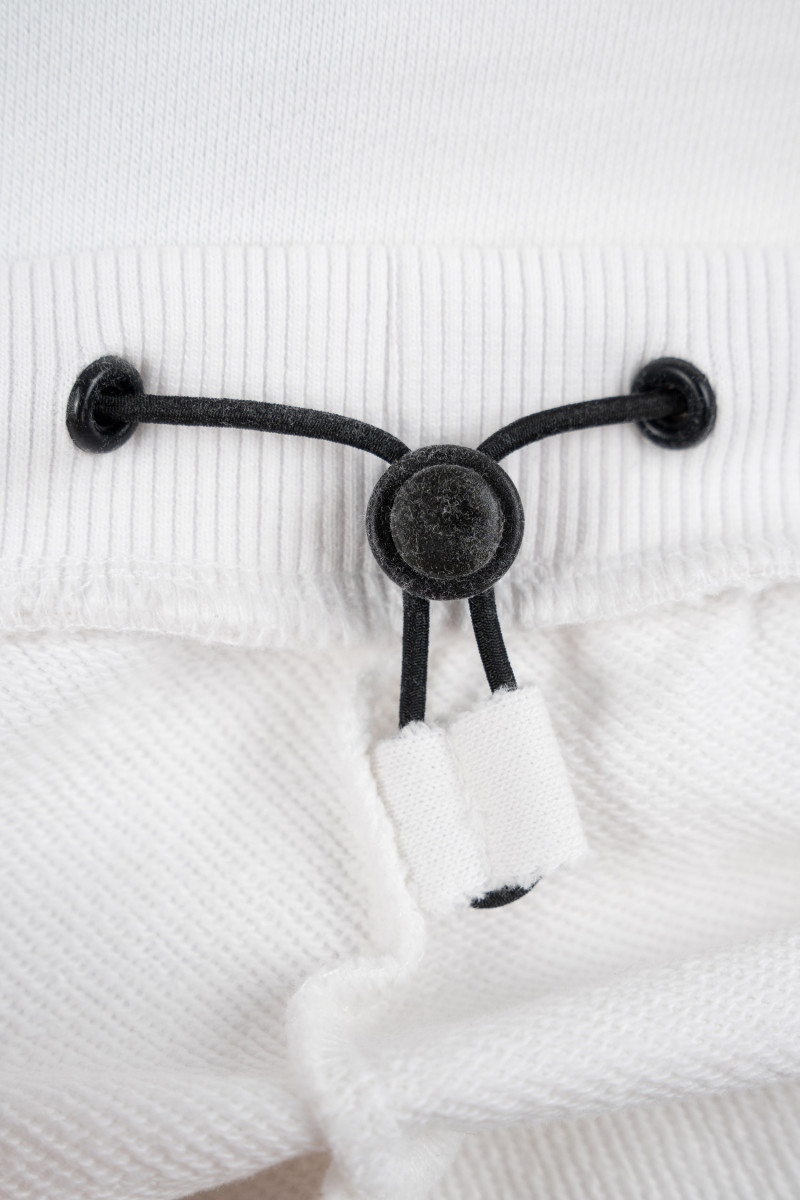 Biała bluza BOXY z kapturem z minimalistycznym haftem z przodu wkładana przez głowę