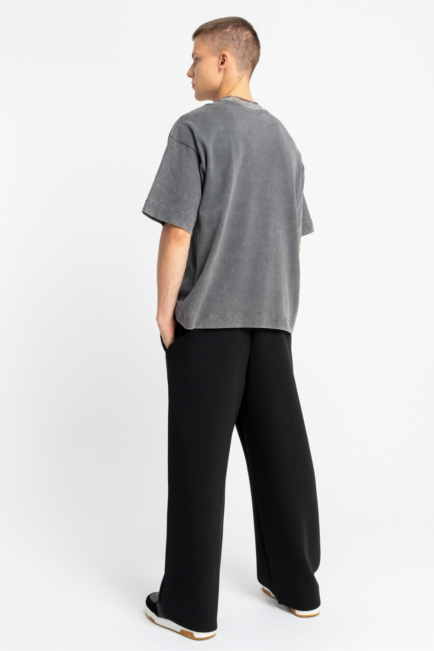 Czarne spodnie dresowe z szerokimi nogawkami z modnymi cięciami