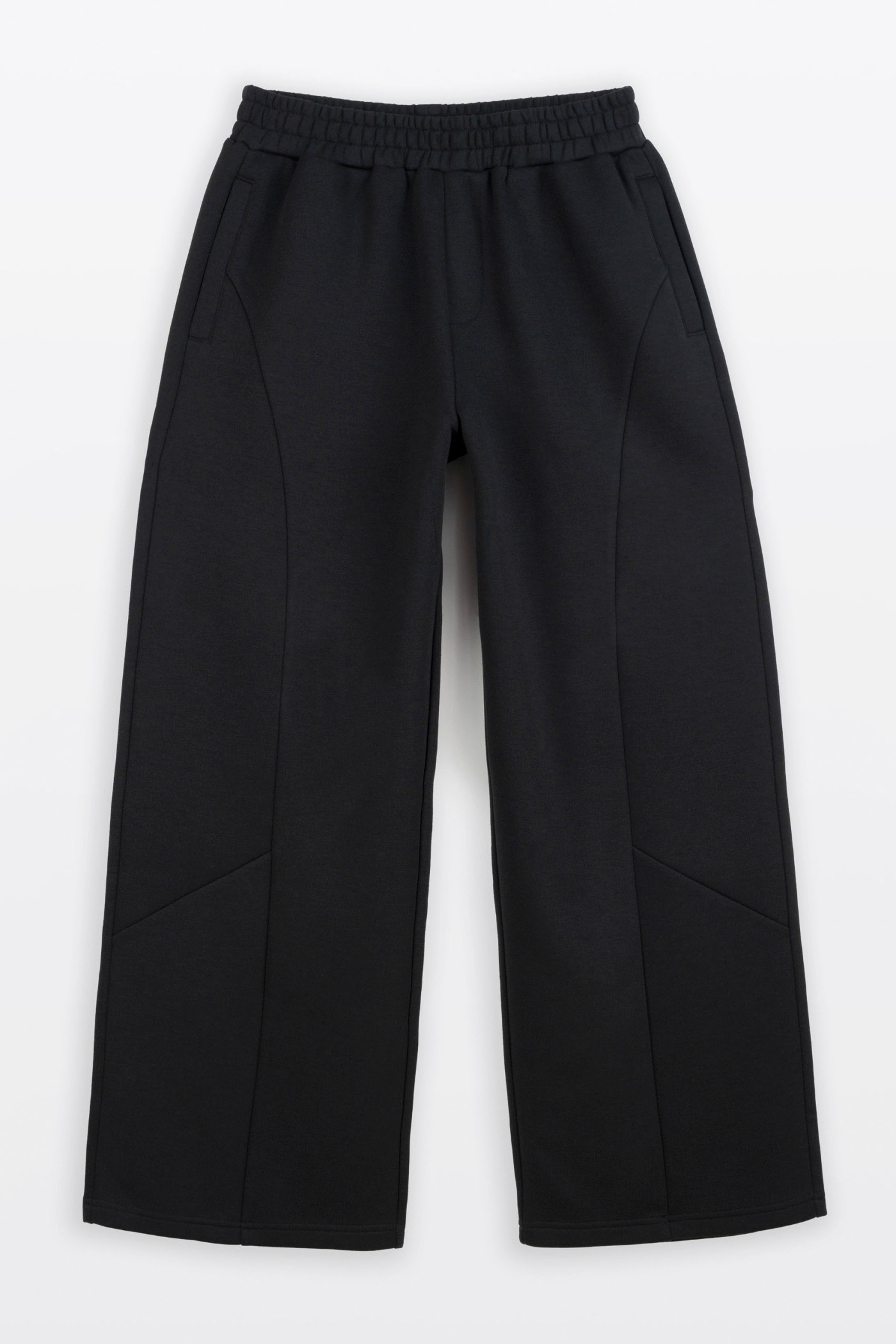 Czarne spodnie dresowe z szerokimi nogawkami z modnymi cięciami