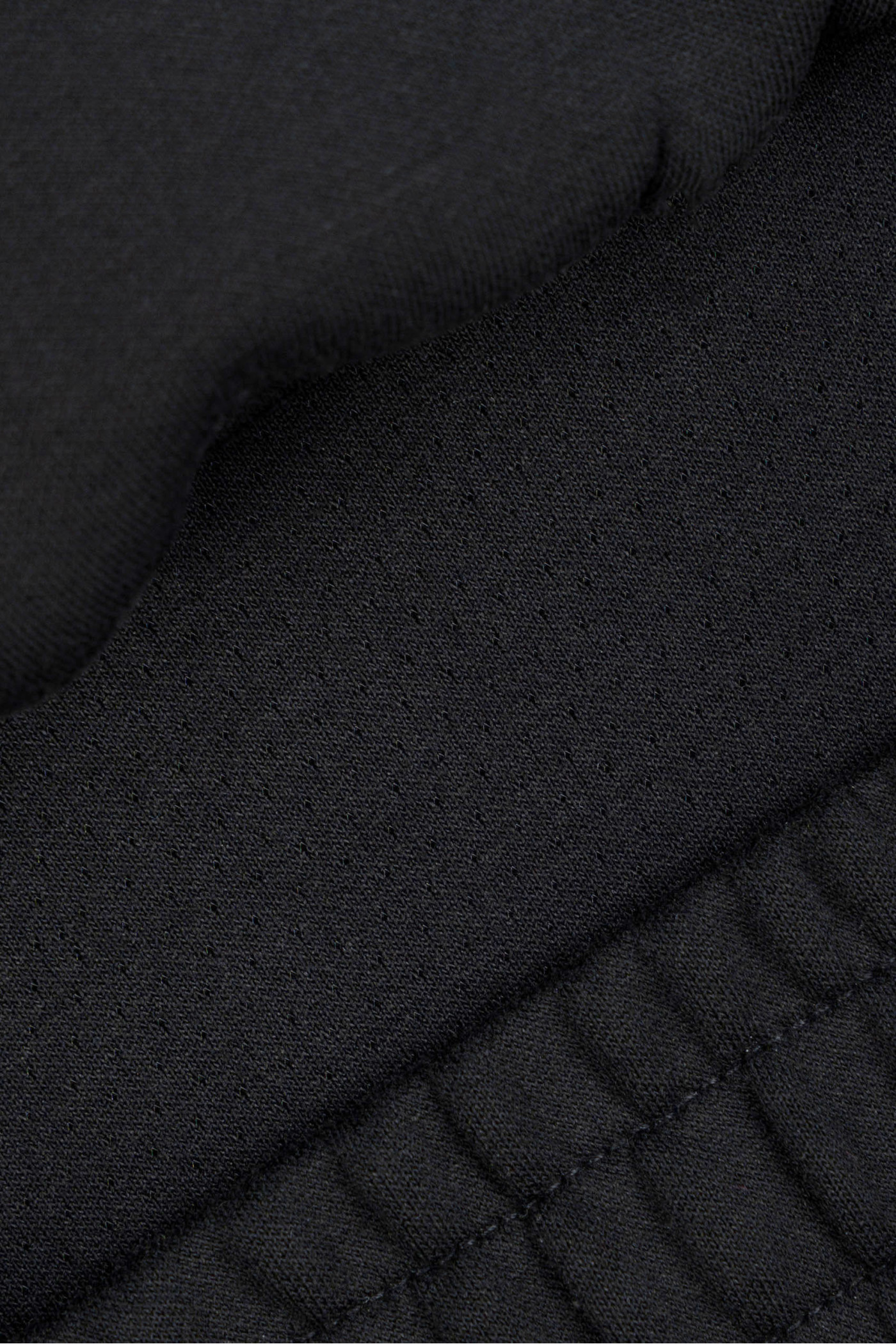 Czarne spodnie dresowe z szerokimi nogawkami z modnymi cięciami