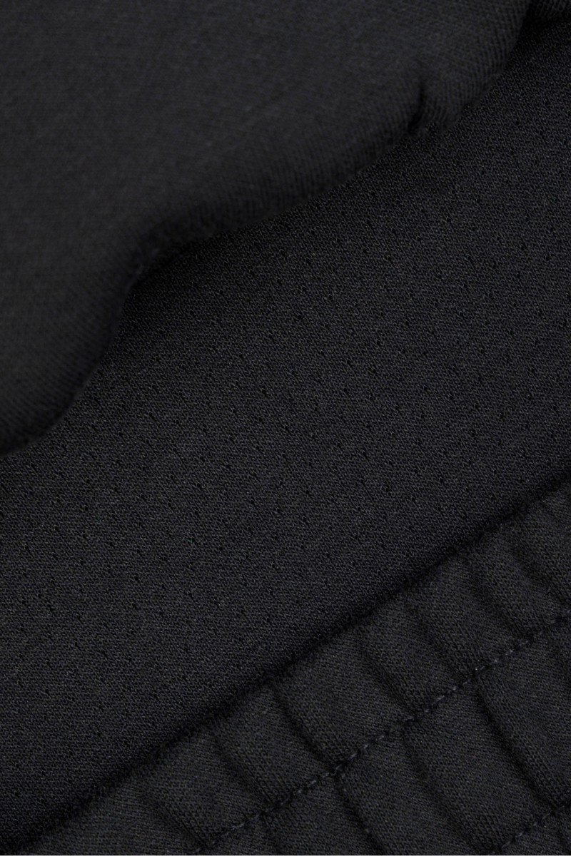 Czarne spodnie dresowe z szerokimi nogawkami z modnymi cięciami