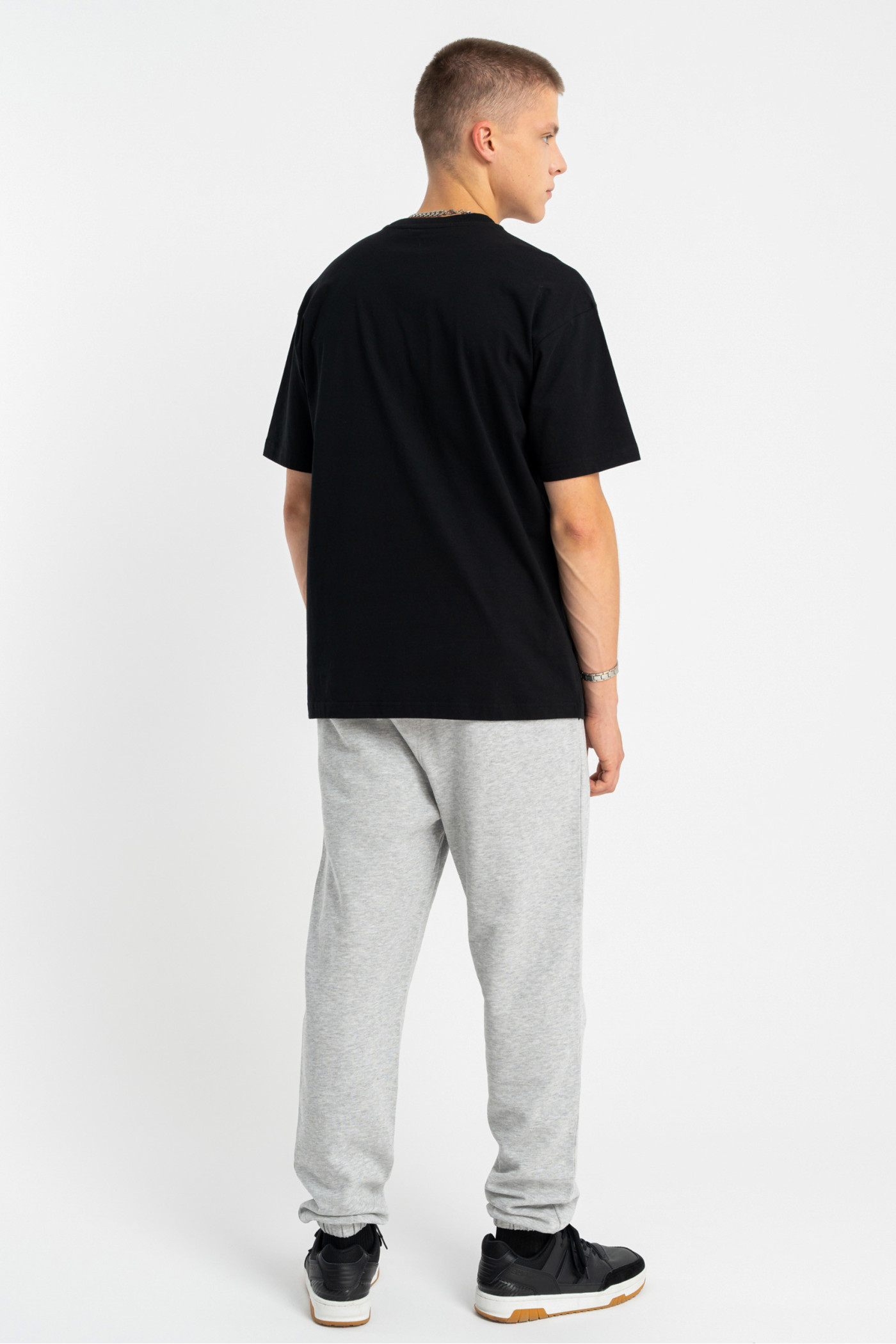 Czarny t-shirt LOOSE z autorską grafiką z przodu