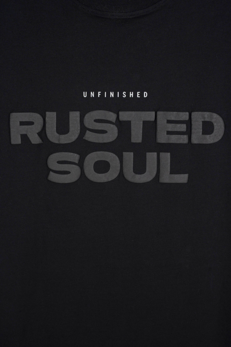 Czarny t-shirt LOOSE z autorską grafiką z przodu