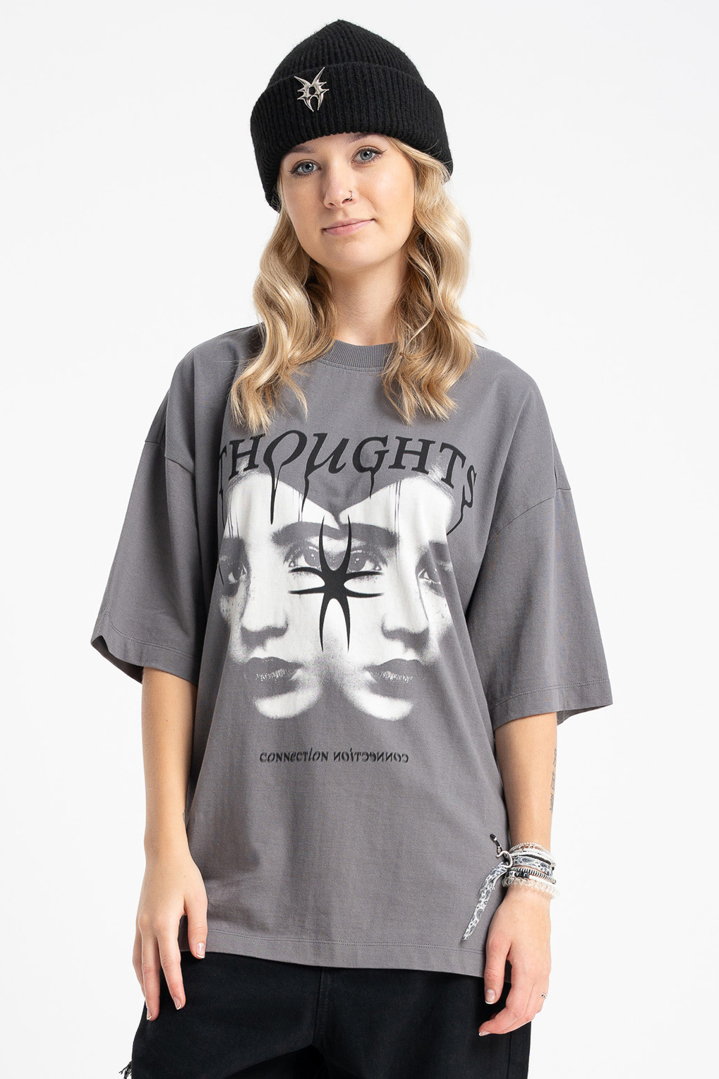 Czarny t-shirt LOOSE z autorską grafiką z przodu