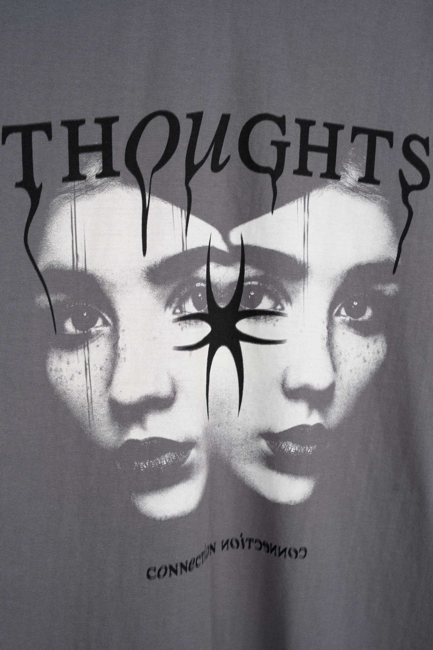 Czarny t-shirt LOOSE z autorską grafiką z przodu