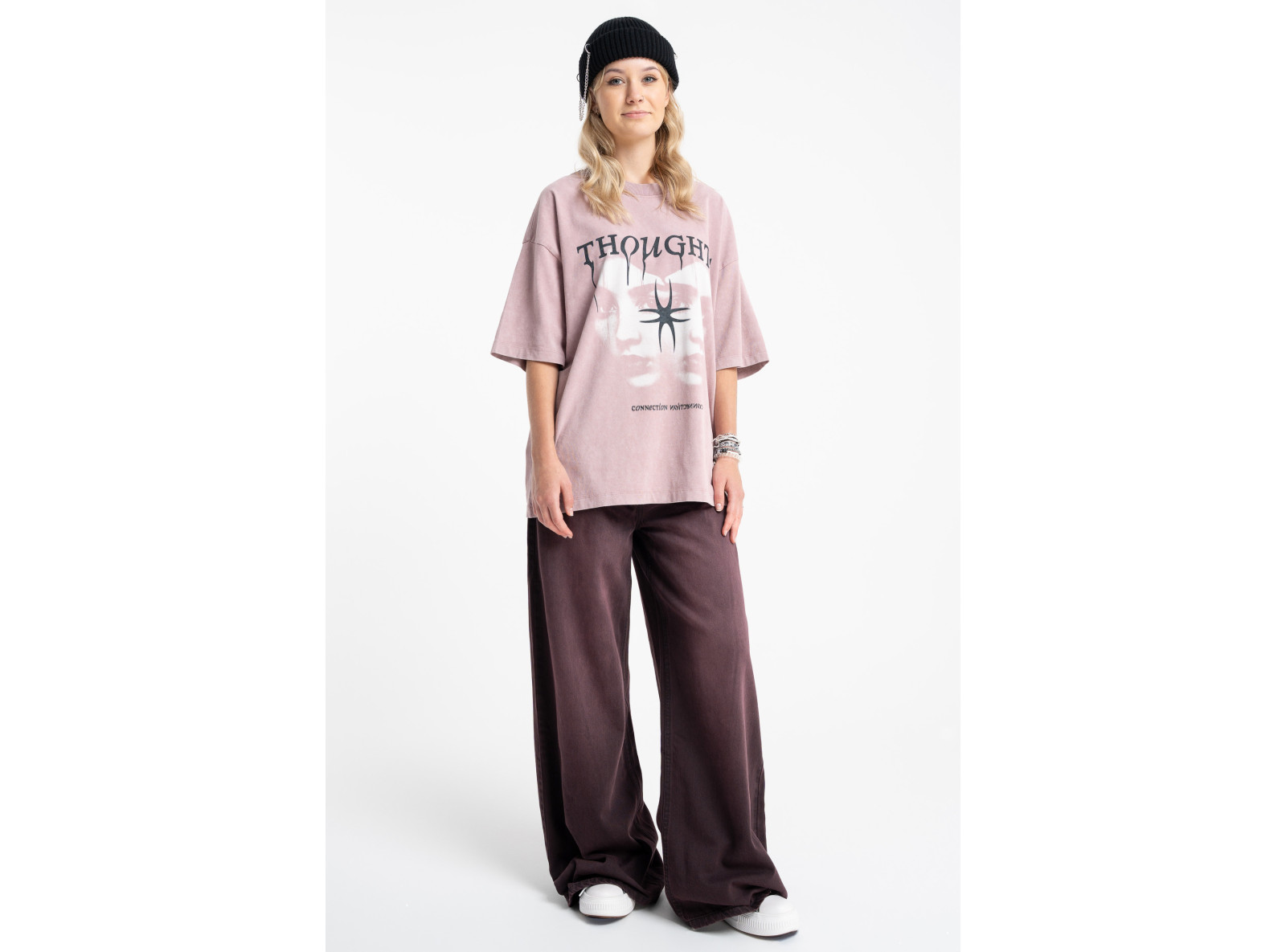 Różowy t-shirt LOOSE z autorską grafiką z przodu