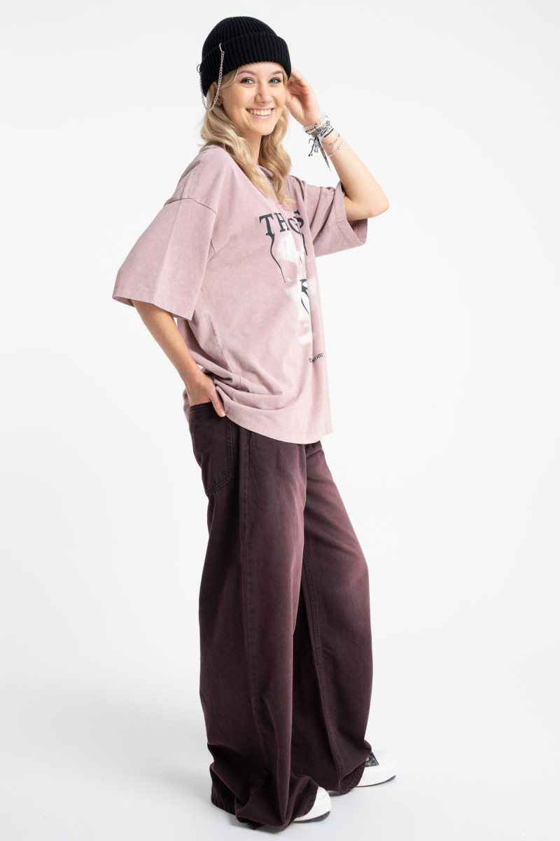 Różowy t-shirt LOOSE z autorską grafiką z przodu