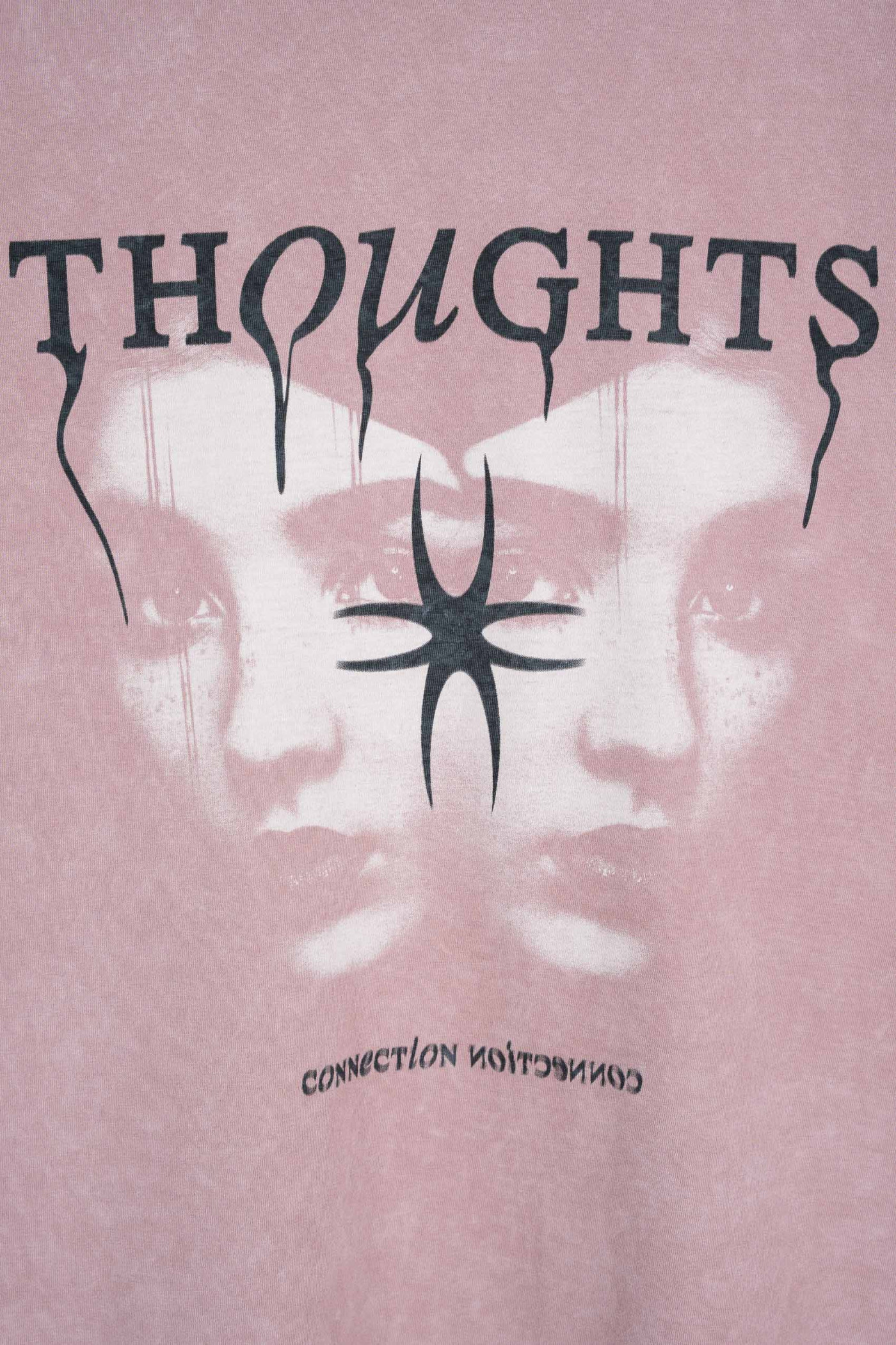 Różowy t-shirt LOOSE z autorską grafiką z przodu