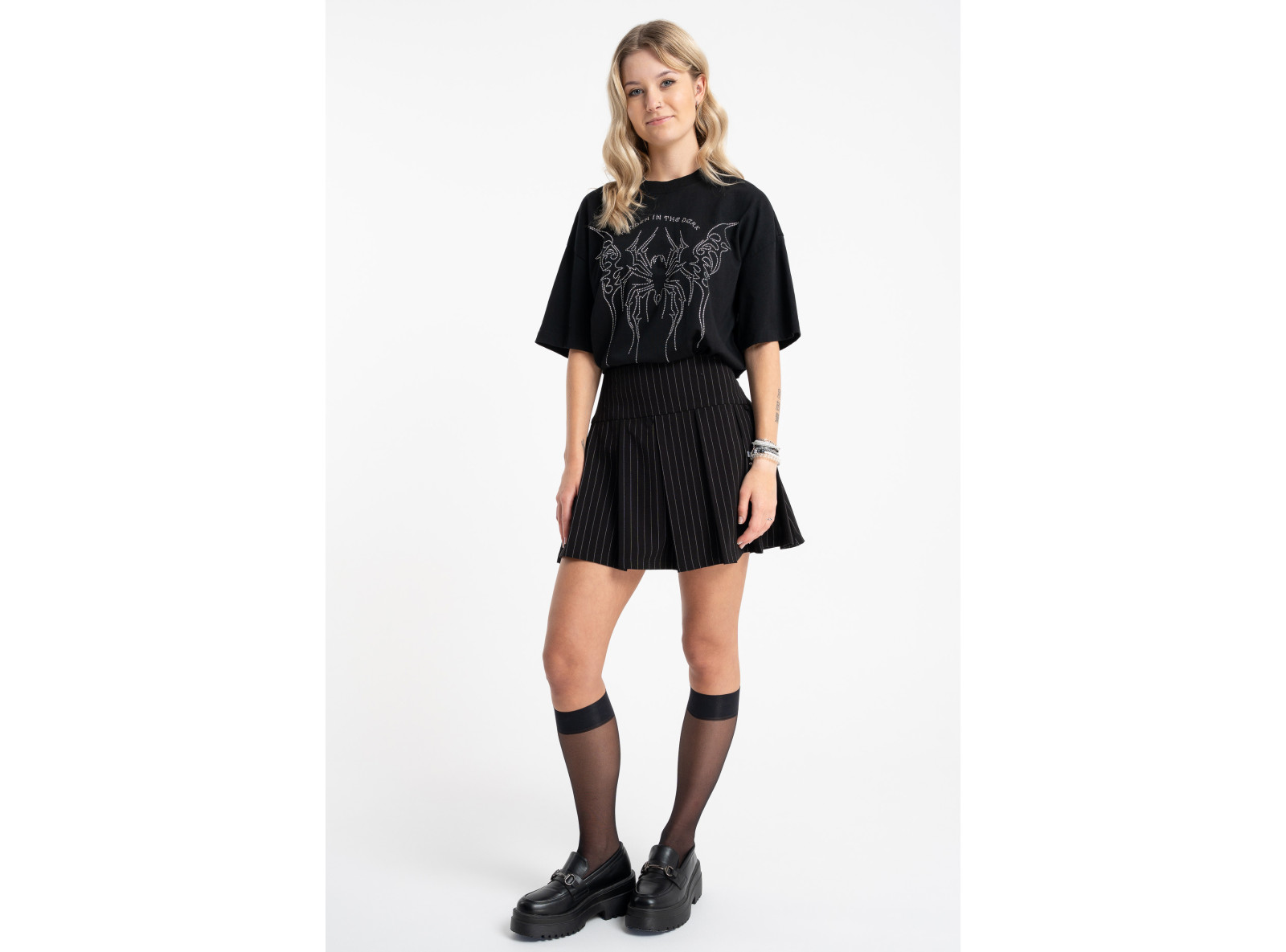 Czarny t-shirt LOOSE z autorską grafiką z przodu