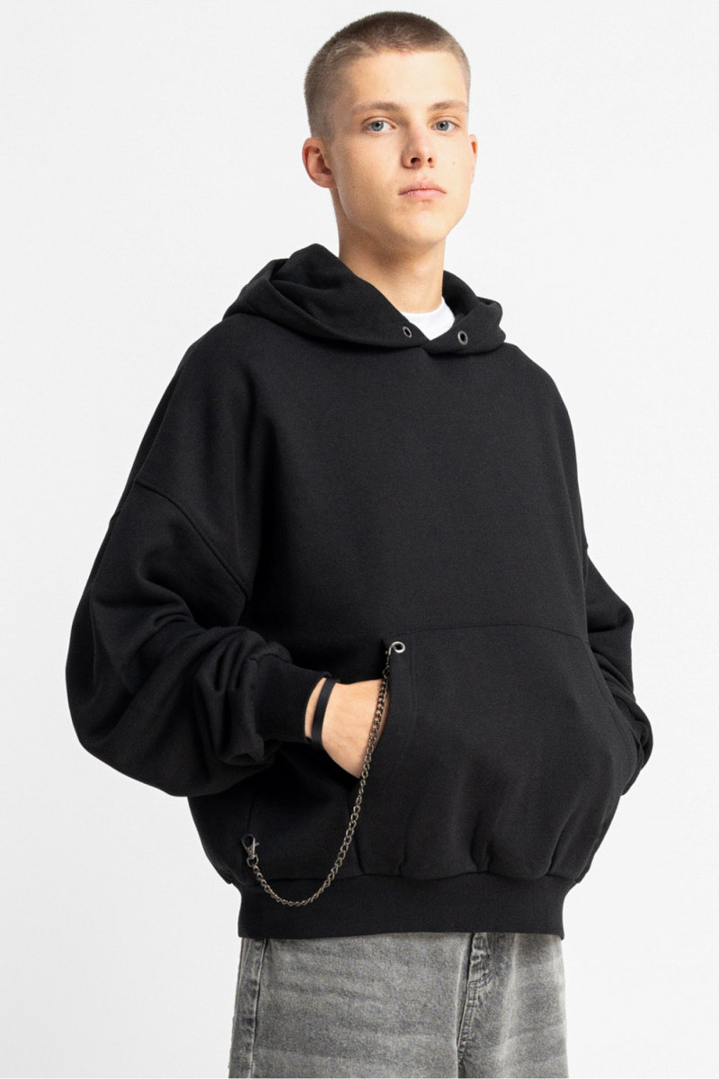 Czarna bluza z kapturem z odpinanym łańcuszkiem