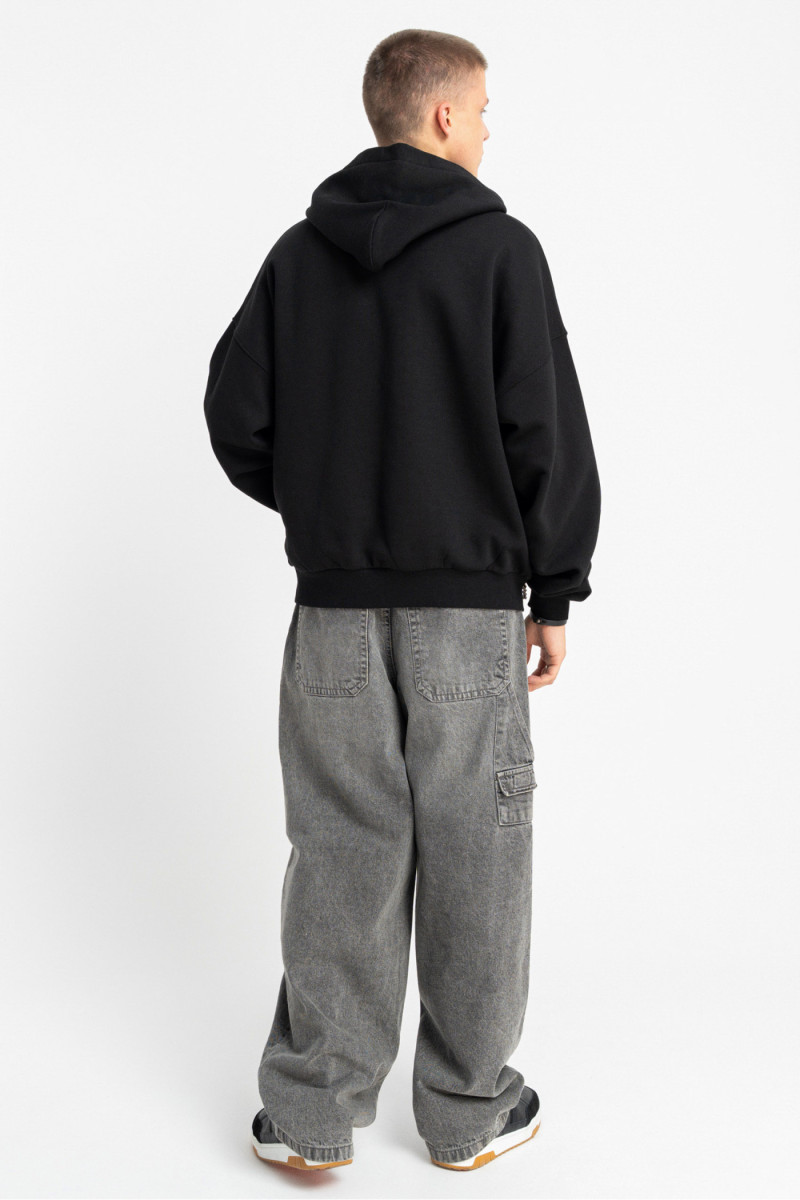 Czarna bluza z kapturem z odpinanym łańcuszkiem