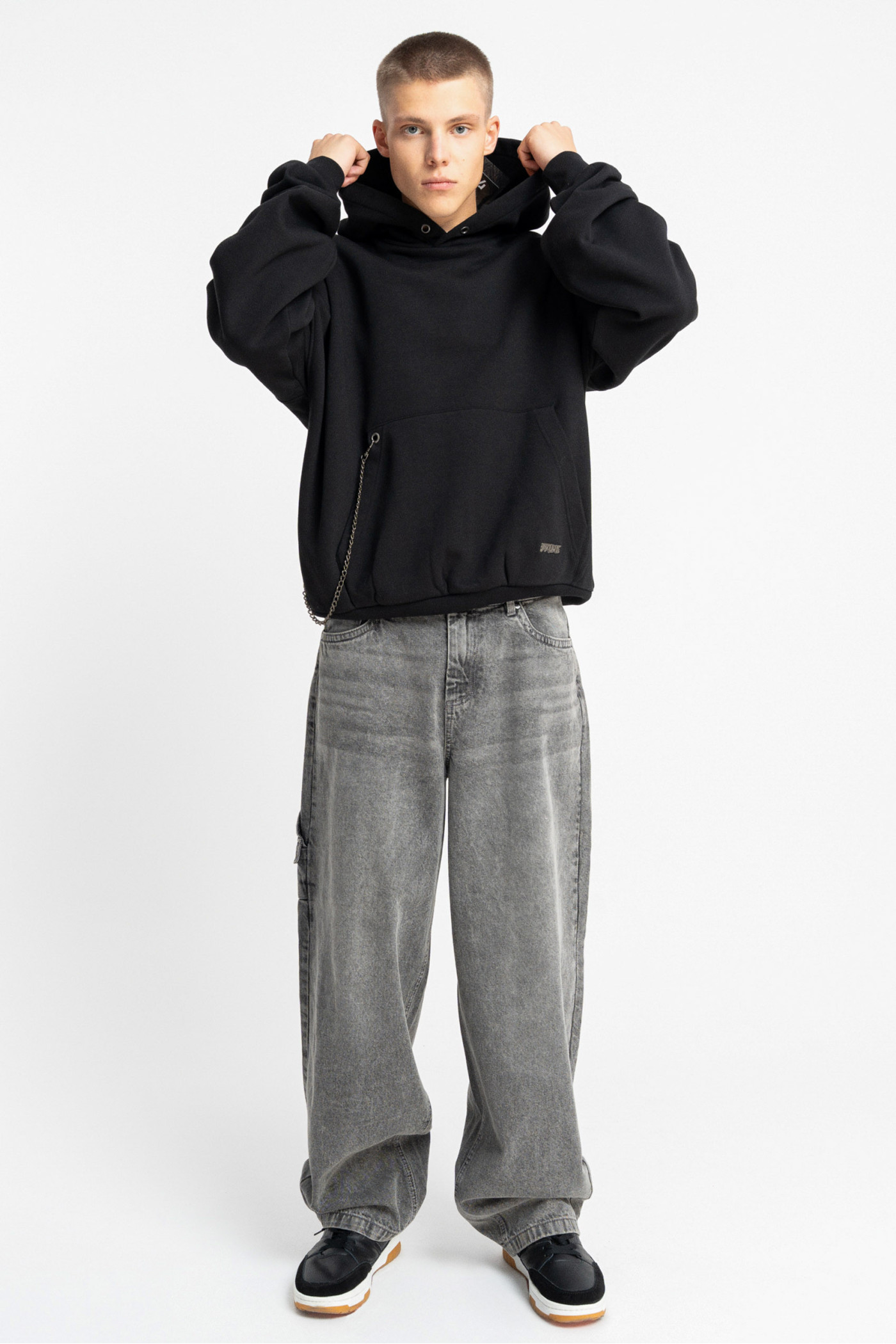 Czarna bluza z kapturem z odpinanym łańcuszkiem