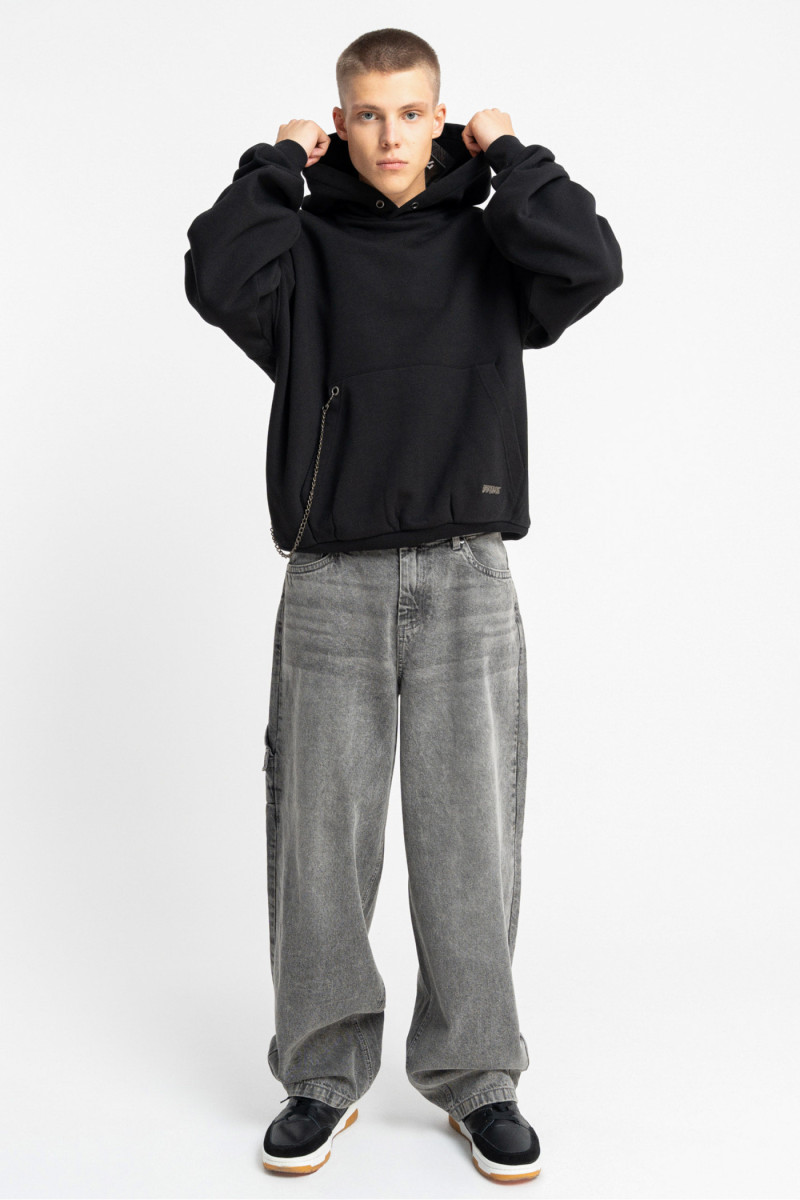 Czarna bluza z kapturem z odpinanym łańcuszkiem