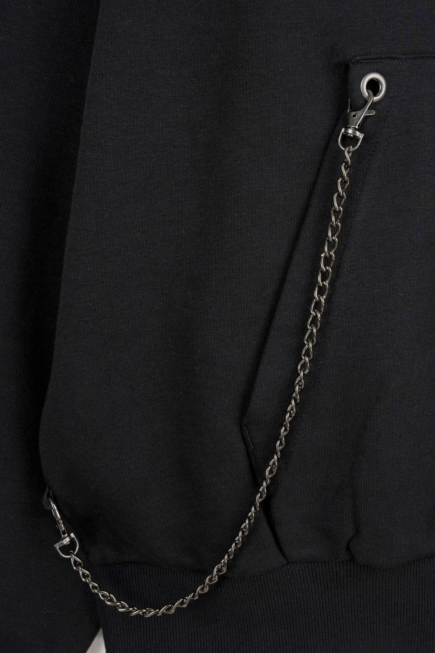 Czarna bluza z kapturem z odpinanym łańcuszkiem