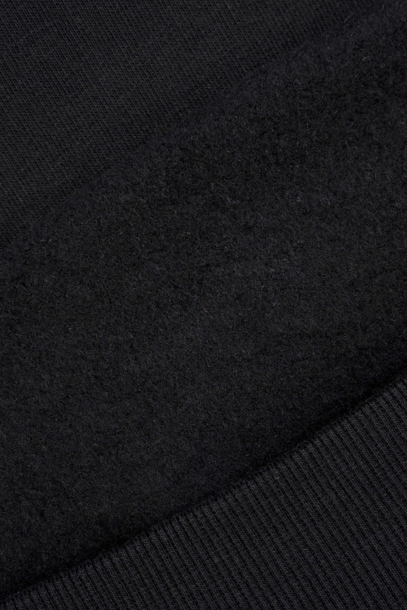 Czarna bluza z kapturem z odpinanym łańcuszkiem