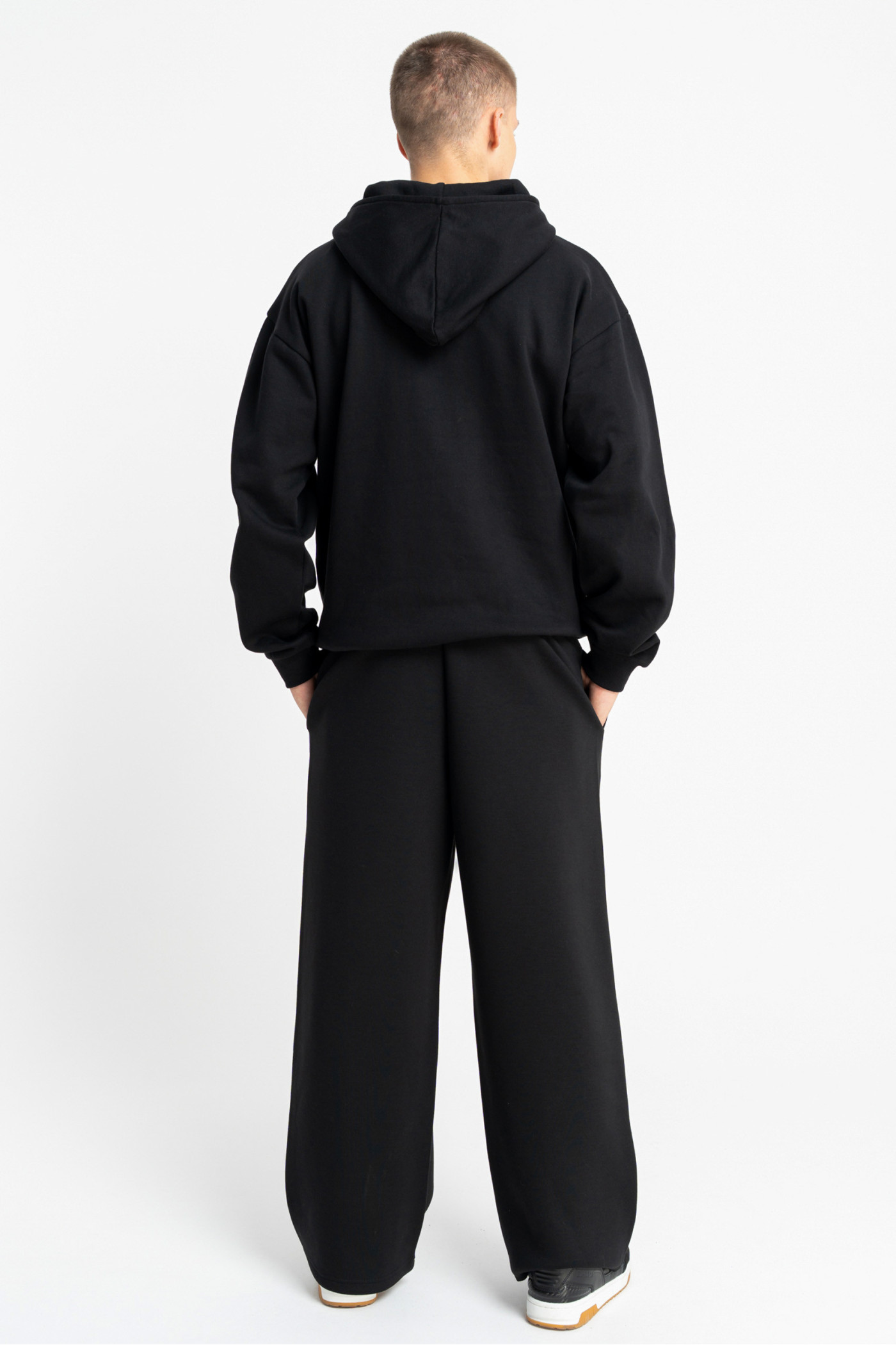 Czarna bluza REGULAR z nadrukiem z przodu