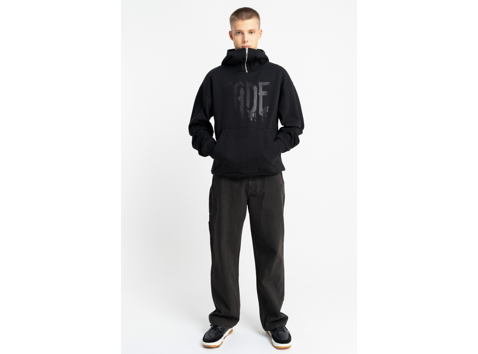 Czarna bluza REGULAR z nadrukiem z przodu