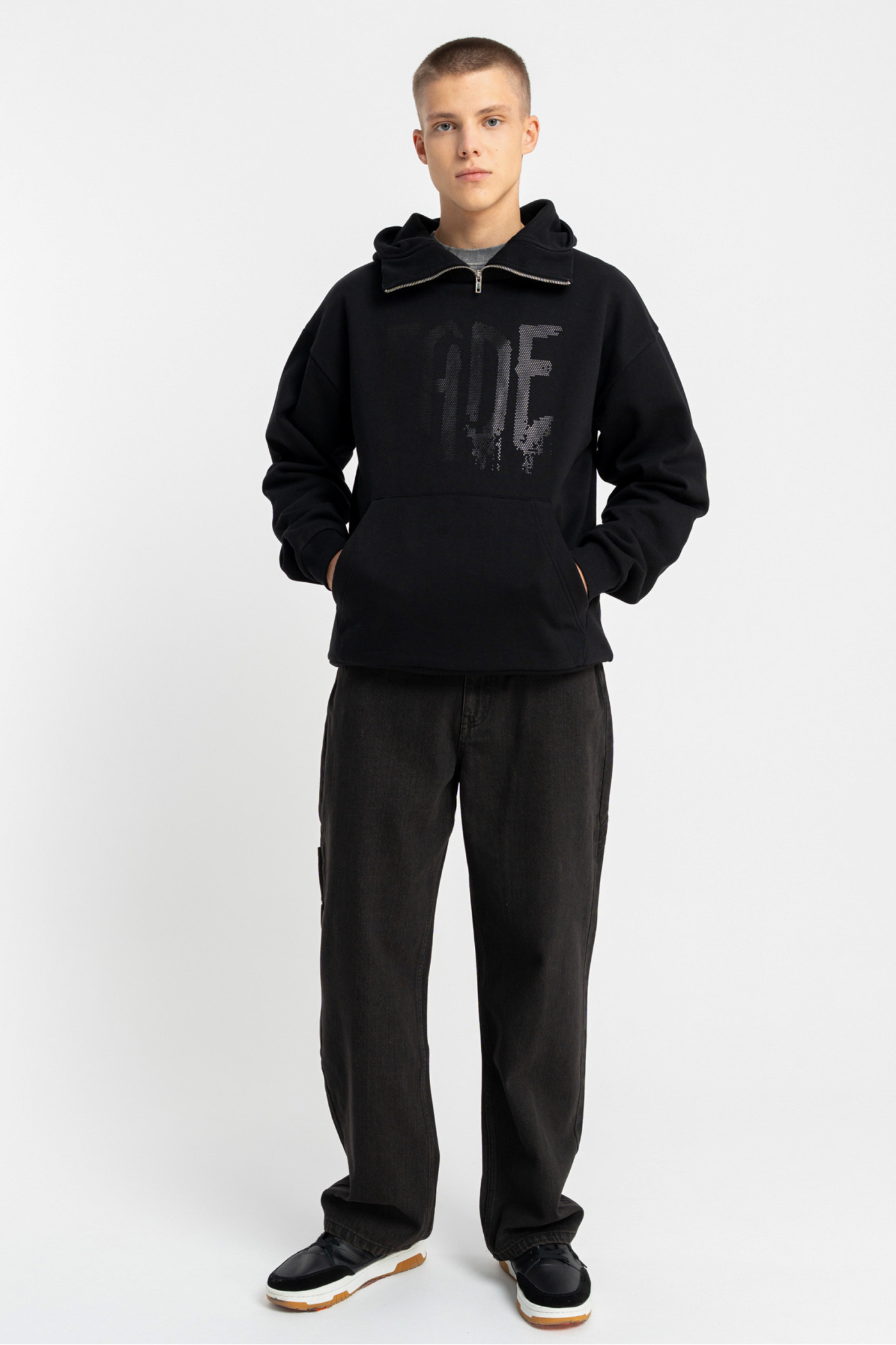 Czarna bluza REGULAR z nadrukiem z przodu