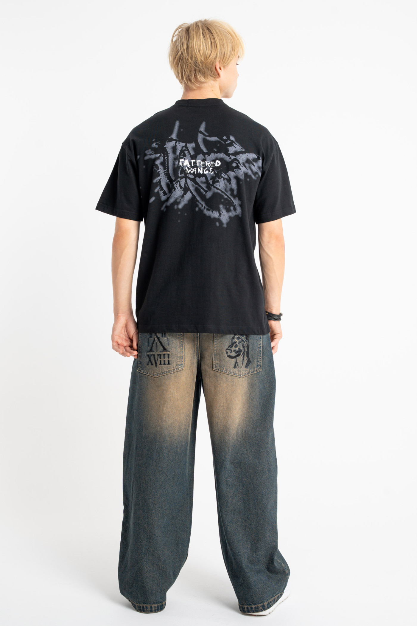 Czarny t-shirt LOOSE z autorską grafiką z tyłu