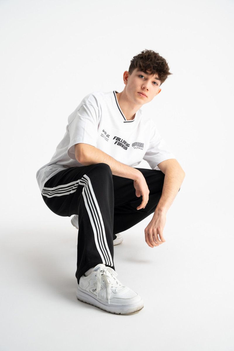 Czarne spodnie dresowe WIDE LEG z kontrastowymi paskami na nogawkach