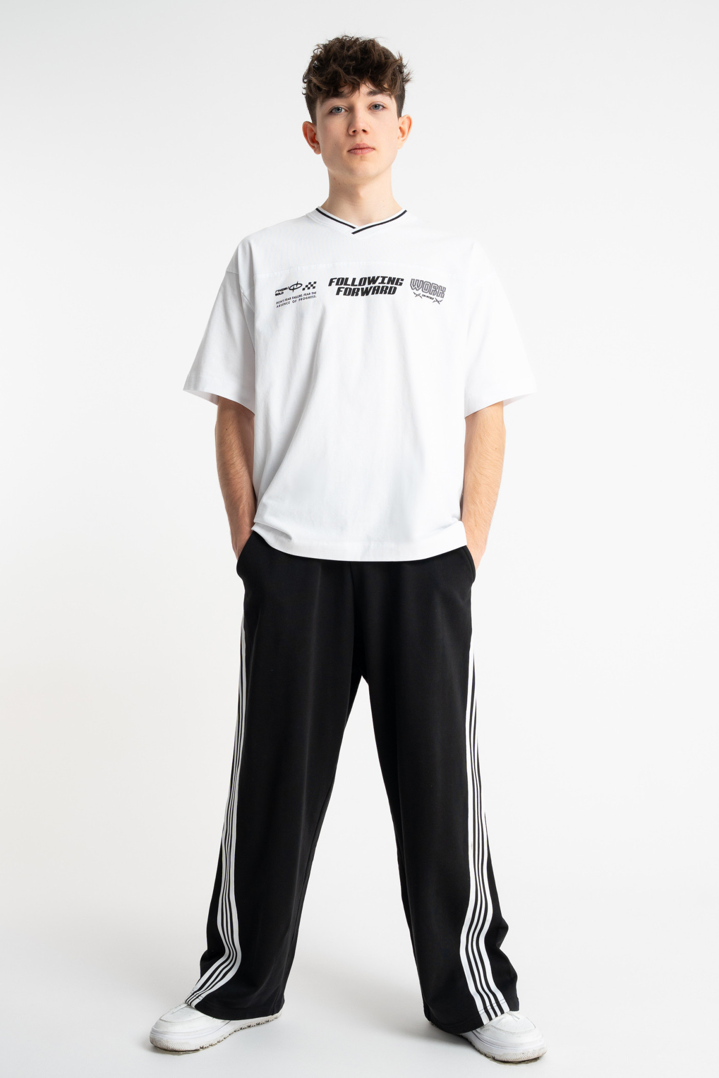 Czarne spodnie dresowe WIDE LEG z kontrastowymi paskami na nogawkach