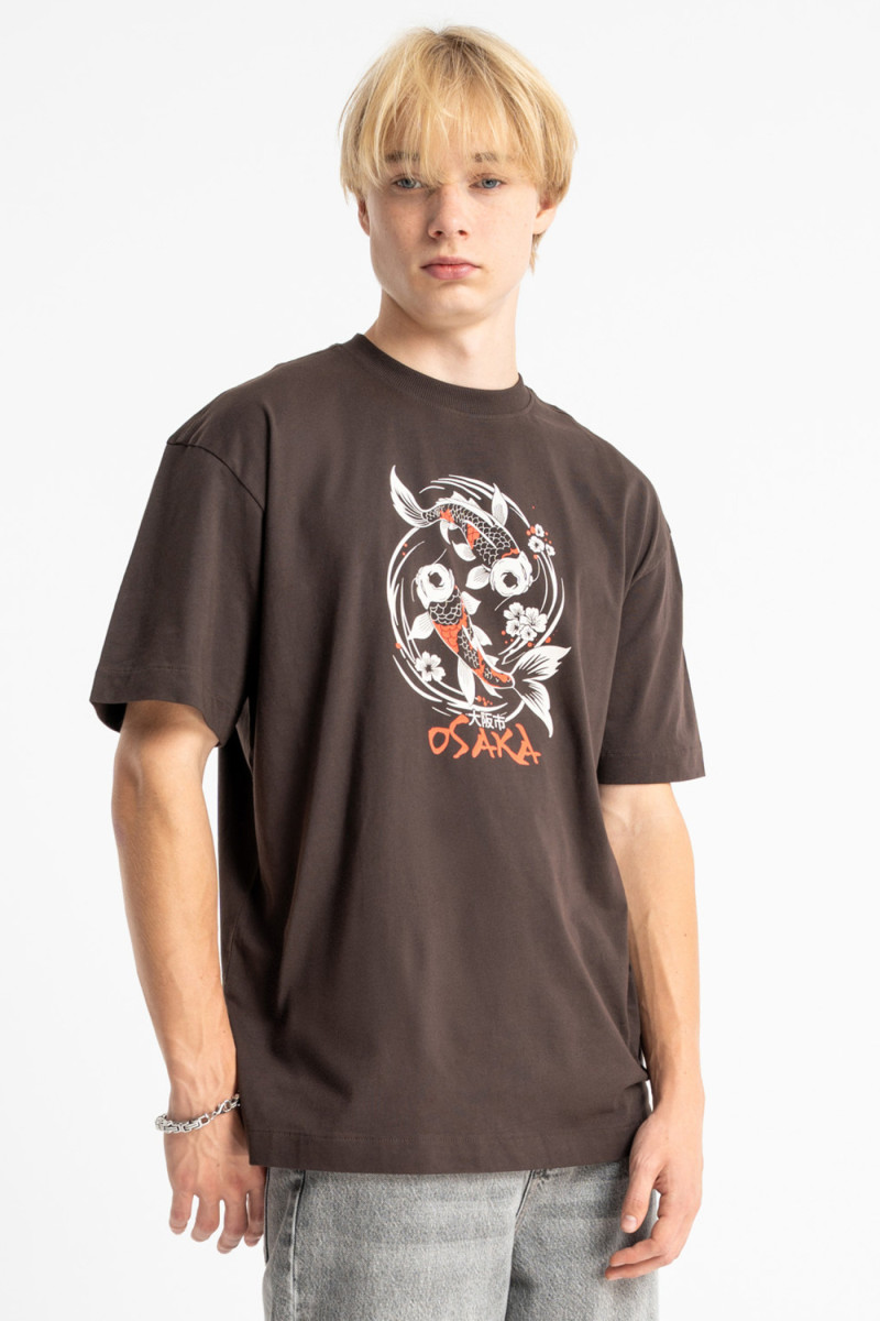 Brązowy t-shirt LOOSE z autorską grafiką z przodu